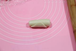 然后从上往下卷起，顺序排列好，每一步操作好都要盖保鲜膜。防止干皮。全部操作好，可以醒5分钟。再开始二擀。