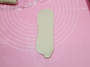 取一个卷，收口朝下，从中间往上或者往下，第二次擀开。