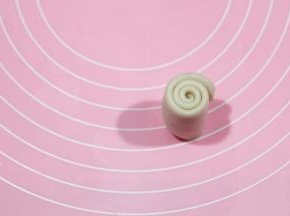 然后从上往下卷起。这是二擀好的卷，也是顺序操作好，排列好。