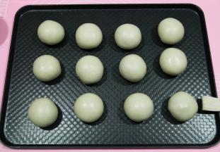 全部包好，排入烤盘，记得包好一个就要盖保鲜膜，防止干皮。