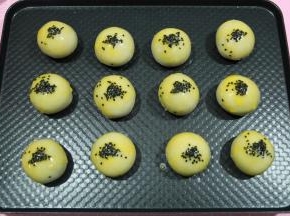 用毛刷刷一层蛋黄液，再撒上芝麻。