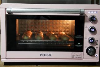 放入预热好的烤箱，上下160度，烤5分钟，再取出，再刷一层蛋黄液，可以第二次刷蛋黄液再撒芝麻，我习惯第一次刷好就撒。然后再放入烤箱中层（我放中间略偏下那层），转上下165-175，烤35-38分钟。闻到农浓香味，最后要注意，不要上色过度。