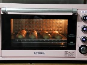 放入预热好的烤箱，上下160度，烤5分钟，再取出，再刷一层蛋黄液，可以第二次刷蛋黄液再撒芝麻，我习惯第一次刷好就撒。然后再放入烤箱中层（我放中间略偏下那层），转上下165-175，烤35-38分钟。闻到农浓香味，最后要注意，不要上色过度。