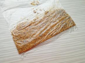 碧根果仁装入保鲜袋，用擀面杖压成碎末。