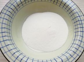 准备好100g冰皮月饼预拌粉。