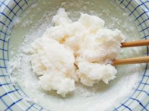 加入100g90度左右的开水，用筷子搅拌均匀。