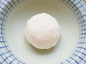 稍微晾一下揉成面团。