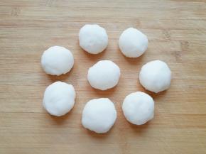 揉好的面团分成25g一份。