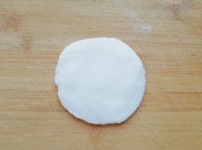 取一份小面团擀成中间厚边缘薄的月饼皮。