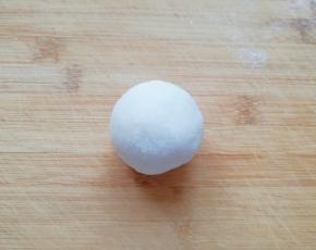 像包包子一样包好，翻过来揉圆。