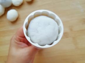 面团上滚上一层干粉，放入月饼模具里面。