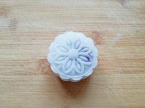 轻轻按压一下，一个冰皮月饼就完整脱模了。