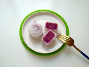 切开看看月饼里面，美味看得见。