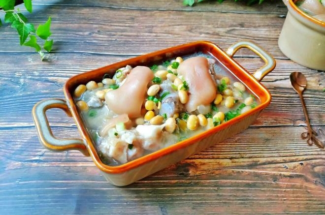 招牌砂锅猪蹄黄豆汤