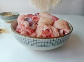 猪脚买了一整个，这是后脚，前脚肉多，喜欢啃骨头的可以买后脚。