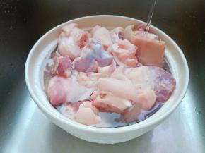 切段的猪脚清洗好后放清水浸泡1小时，期间可以换2-3次水。