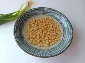 红豆加清水泡【时间来不及就用温水】