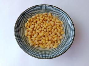 提前泡半天就可以了。豆子都鼓起来了。