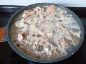 开大火焯水5分钟。