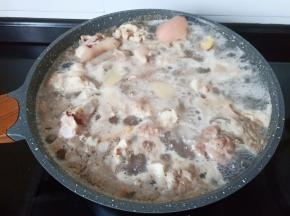 开大火焯水5分钟。