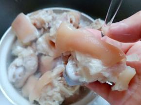 焯水过后用流水冲洗干净并且拔毛。