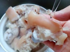 焯水过后用流水冲洗干净并且拔毛。