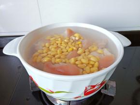 砂锅放入黄豆、猪脚与清水。