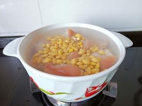砂锅放入黄豆、猪脚与清水。