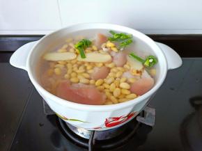 加入葱结、姜片开大火煮开，再中小火慢慢炖。