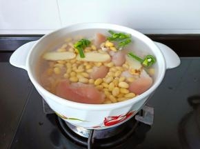 加入葱结、姜片开大火煮开，再中小火慢慢炖。