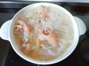 咕嘟咕嘟冒着热气的猪蹄黄豆汤，汤汁奶白、肉嫩豆香。胶质丰厚，用真材实料熬制 2-3个小时才可以如此醇白。