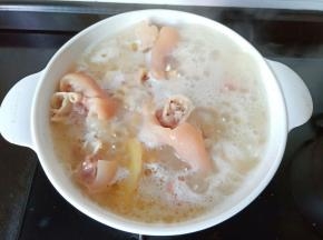 咕嘟咕嘟冒着热气的猪蹄黄豆汤，汤汁奶白、肉嫩豆香。胶质丰厚，用真材实料熬制 2-3个小时才可以如此醇白。