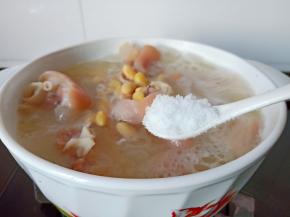 等猪脚熟透加盐调味，再炖10分钟左右。