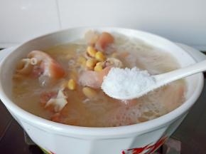 等猪脚熟透加盐调味，再炖10分钟左右。