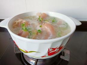 加点鸡精与葱花就可以出锅。