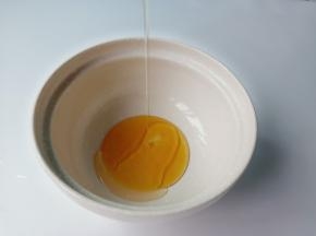 转化糖浆放在大碗里，分次加入玉米油。