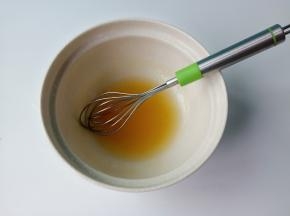 用打蛋器搅拌至玉米油与转化糖浆融合在一起。