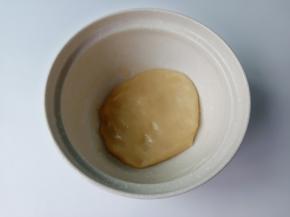 用翻拌刀翻拌均匀即可，盖上保鲜膜室温静置一小时。