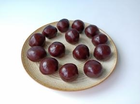 我选用的是50克的模具，豆沙馅每个35克。