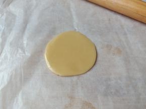 取一块饼皮面团压扁。