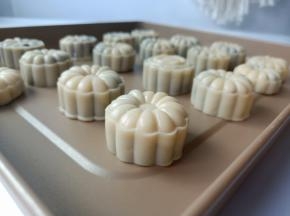 包好的面团放入模具，压成月饼形状【月饼模具内也可以撒上一点面粉防粘、放入面粉转一圈，使面粉附在模具表面，再将多余的面粉倒出】月饼表面喷上一些水，要喷壶才均匀，拿高一点喷。