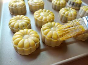 待花纹定型后取出来刷一层蛋黄（只刷表面，侧面不刷，要用短毛的刷子，蛋液不要沾得太饱满，轻轻刷一边就可以，刷子可以在碗边刮一下再刷）