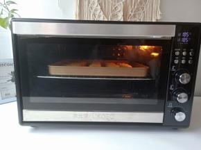 烘烤的过程要随时在旁边观察上色情况。上色差不多就可以盖一层锡纸，防止颜色太深。