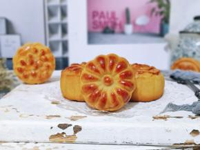 刚出炉的月饼饼皮很硬，月饼冷却后要密封保存让它回油，等待2-3天饼皮会渐渐变得柔软油润，回油后再食用味道更佳！