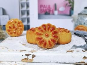 刚出炉的月饼饼皮很硬，月饼冷却后要密封保存让它回油，等待2-3天饼皮会渐渐变得柔软油润，回油后再食用味道更佳！