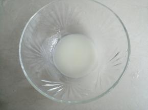 水和油用手动打蛋器乳化好，一般搅拌1分钟，没出现油星为止