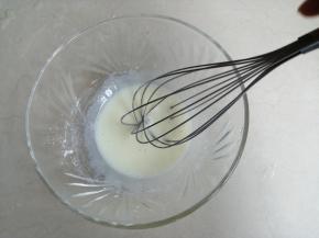 倒入奶粉，搅拌均匀