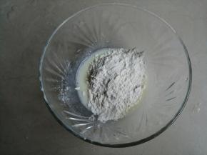 把面粉过筛进去