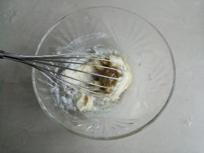 划Z字拌至不见干粉就可以了，不要过度搅拌，会起筋，影响蛋糕口感