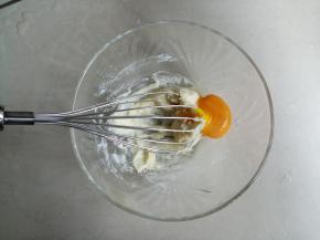 把蛋黄倒入，分两次加，或者一起加入都可以，搅拌好
